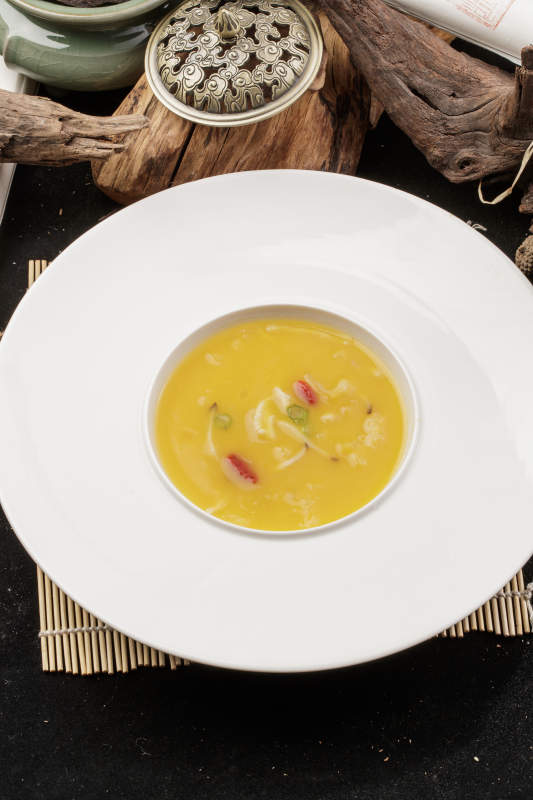 白鹅瓷盘装的枸杞蟹黄浓汤