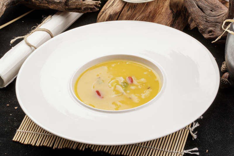 白鹅瓷盘装的枸杞蟹黄浓汤