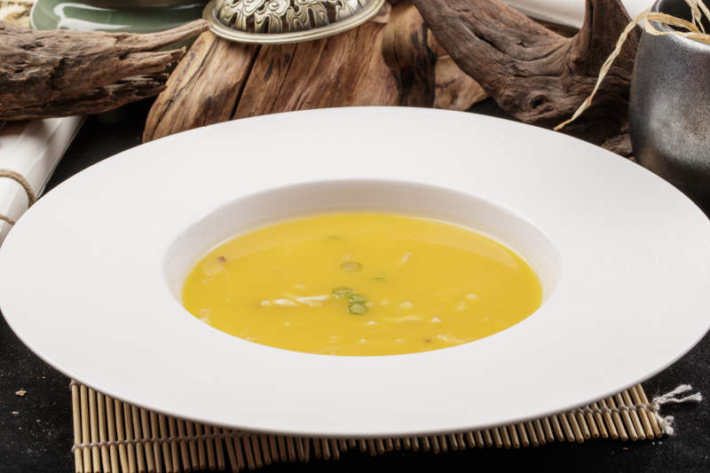 白鹅瓷盘装的枸杞蟹黄浓汤