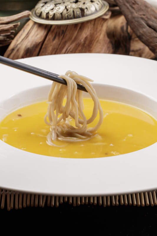 白鹅瓷盘装的枸杞蟹黄浓汤