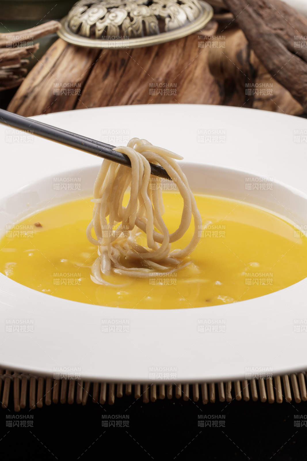 白鹅瓷盘装的枸杞蟹黄浓汤