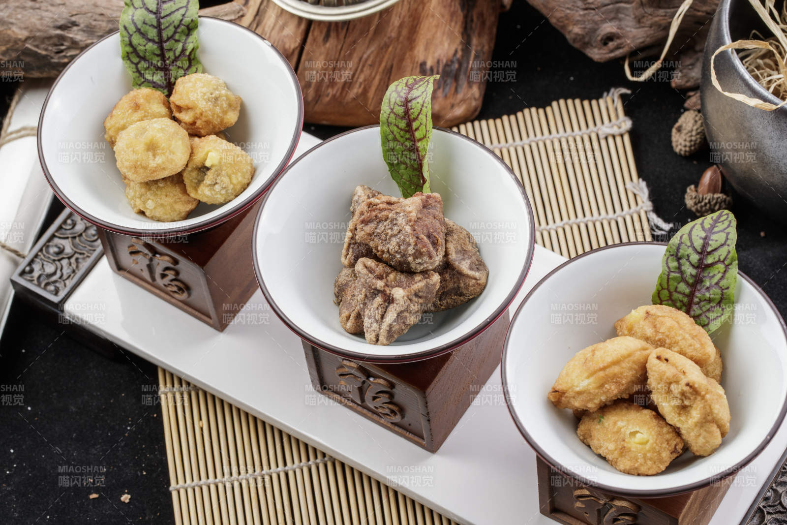 象征著喜慶祥和的婚宴點(diǎn)心擺放在黑色背景上