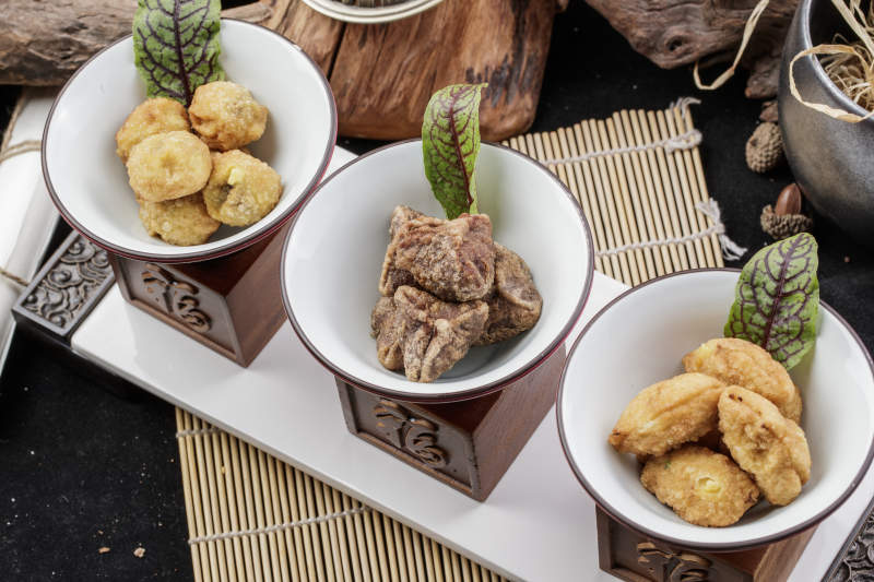 象征着喜庆祥和的婚宴点心摆放在黑色背景上