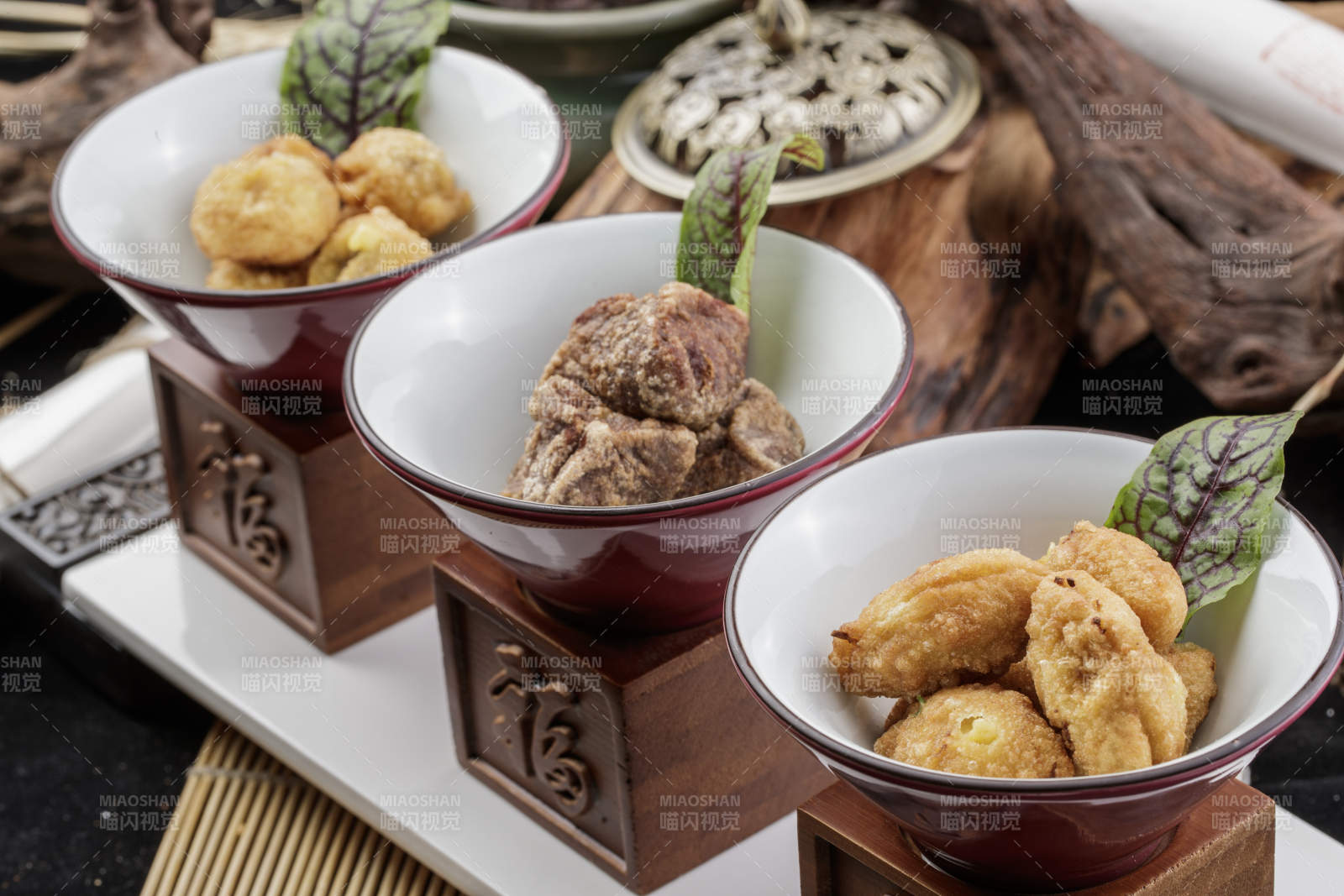 象征著喜慶祥和的婚宴點心擺放在黑色背景上