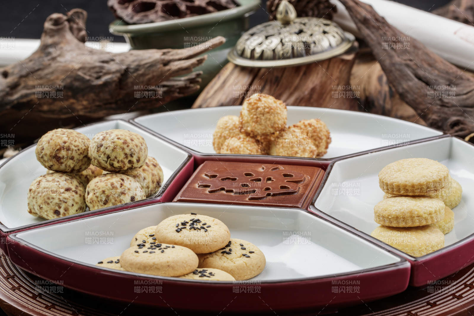 象征著喜慶祥和的婚宴點心擺放在黑色背景上