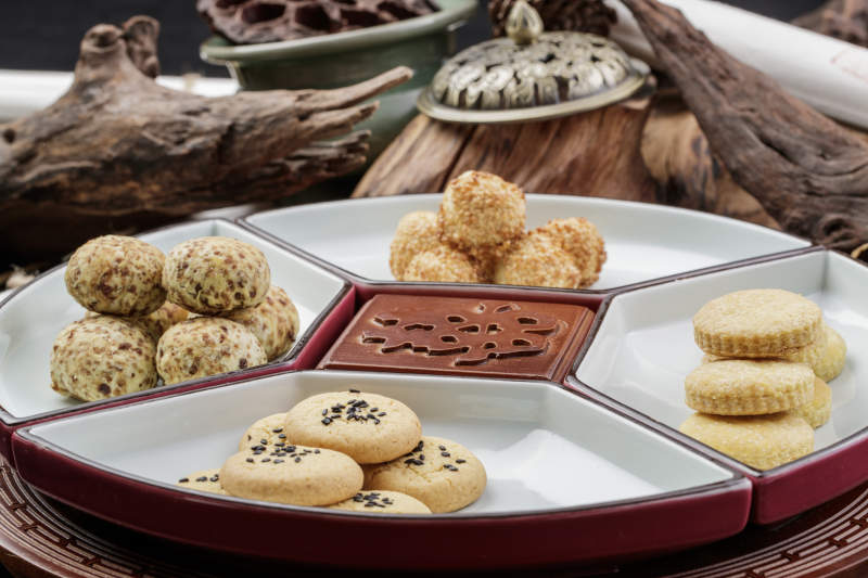 象征着喜庆祥和的婚宴点心摆放在黑色背景上