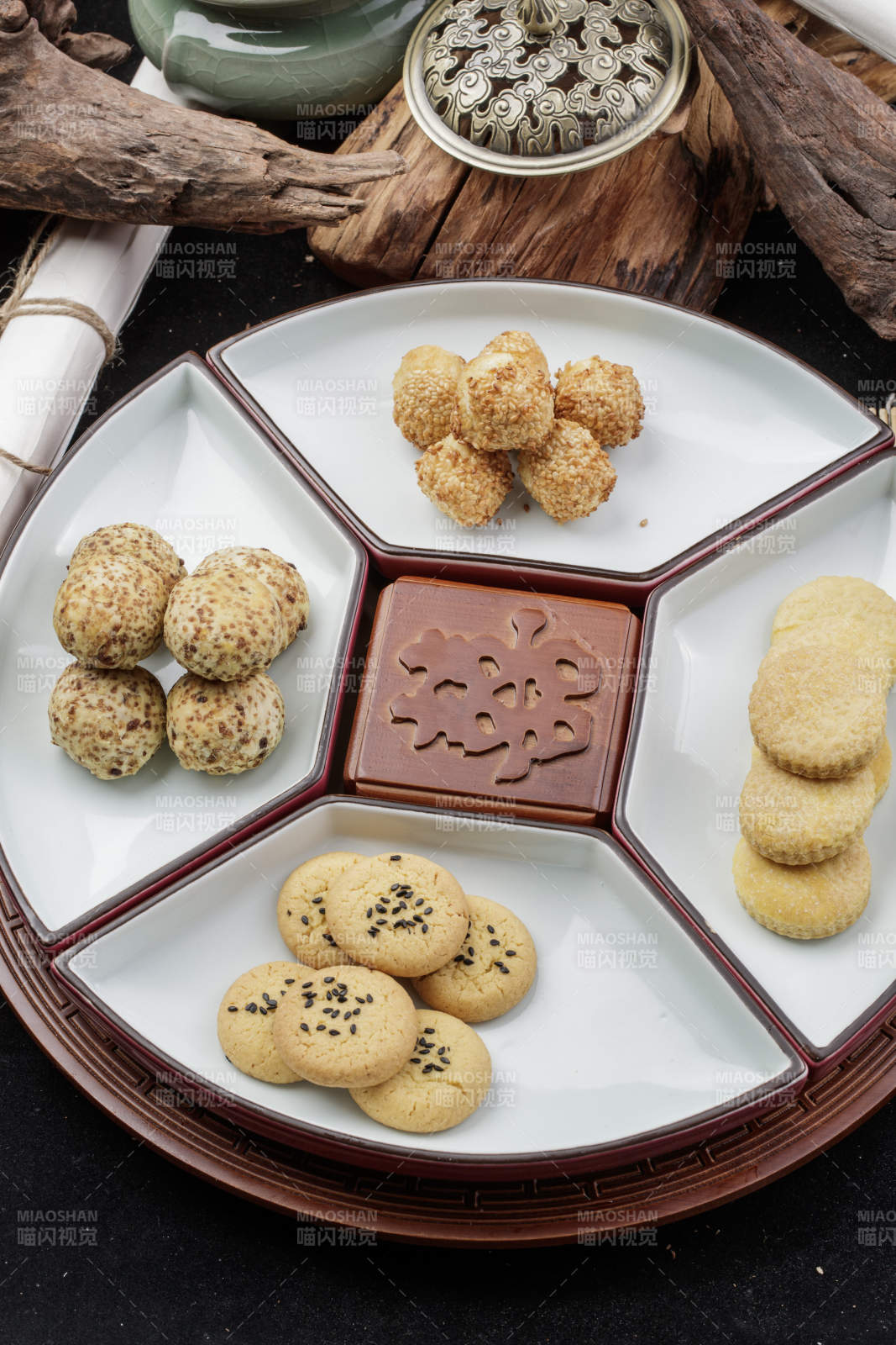 象征着喜庆祥和的婚宴点心摆放在黑色背景上