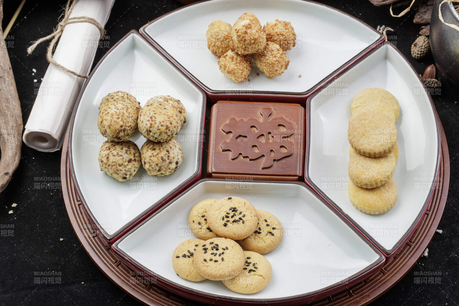 象征著喜慶祥和的婚宴點心擺放在黑色背景上