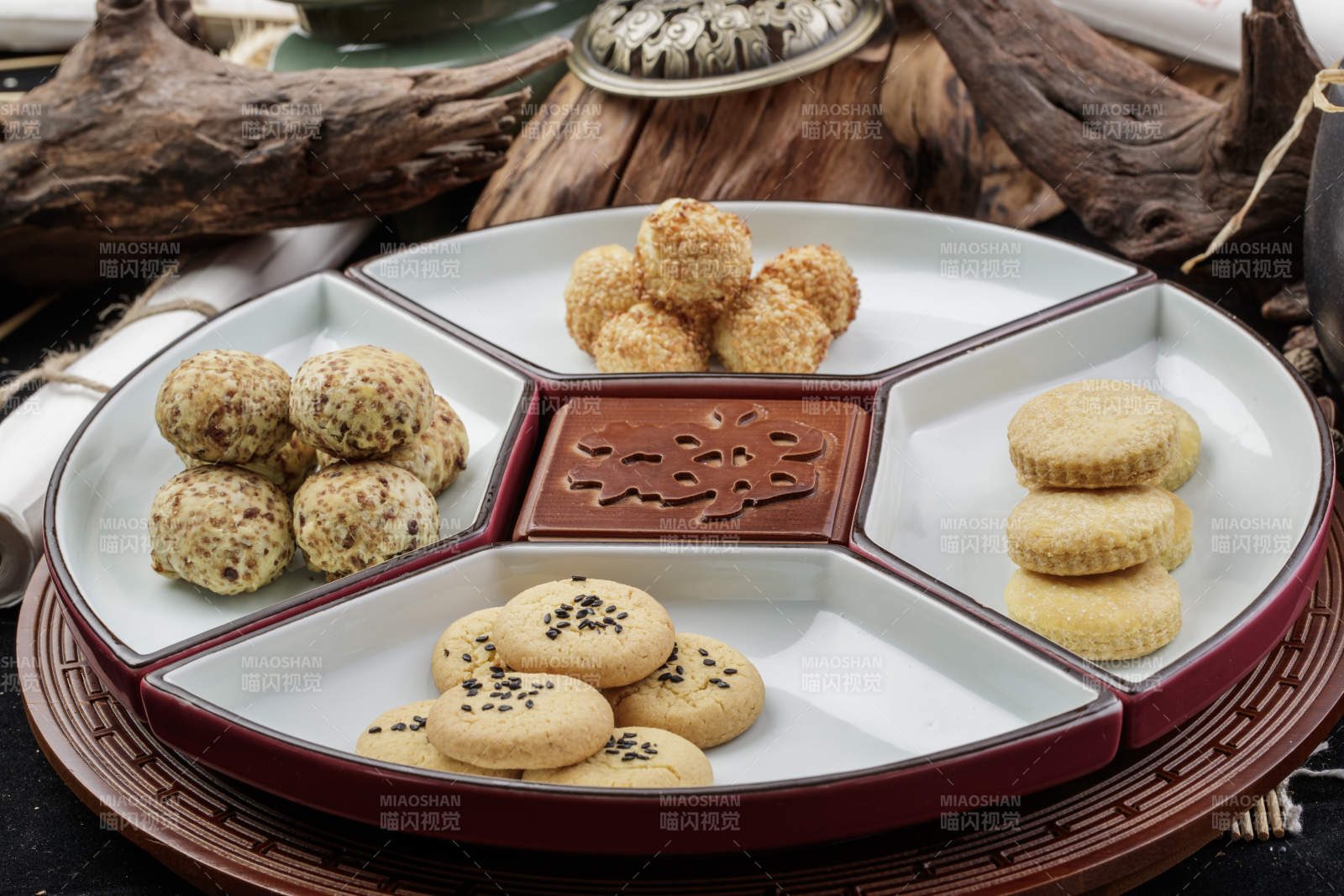 象征著喜慶祥和的婚宴點心擺放在黑色背景上