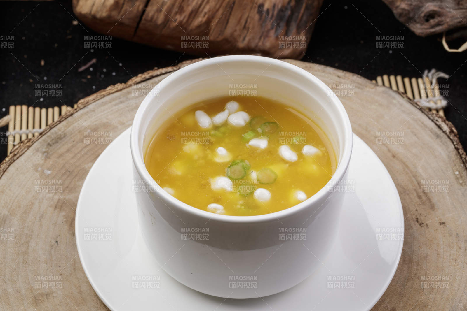 白色瓷汤盅装的珍珠白玉养生汤-摄影图