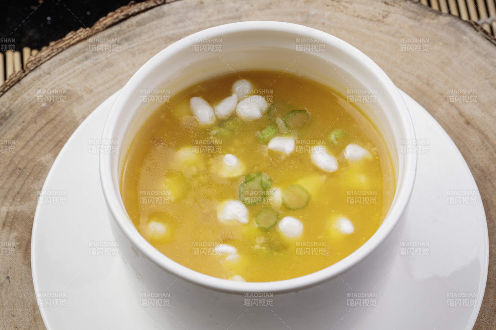 白色瓷汤盅装的珍珠白玉养生汤-摄影图