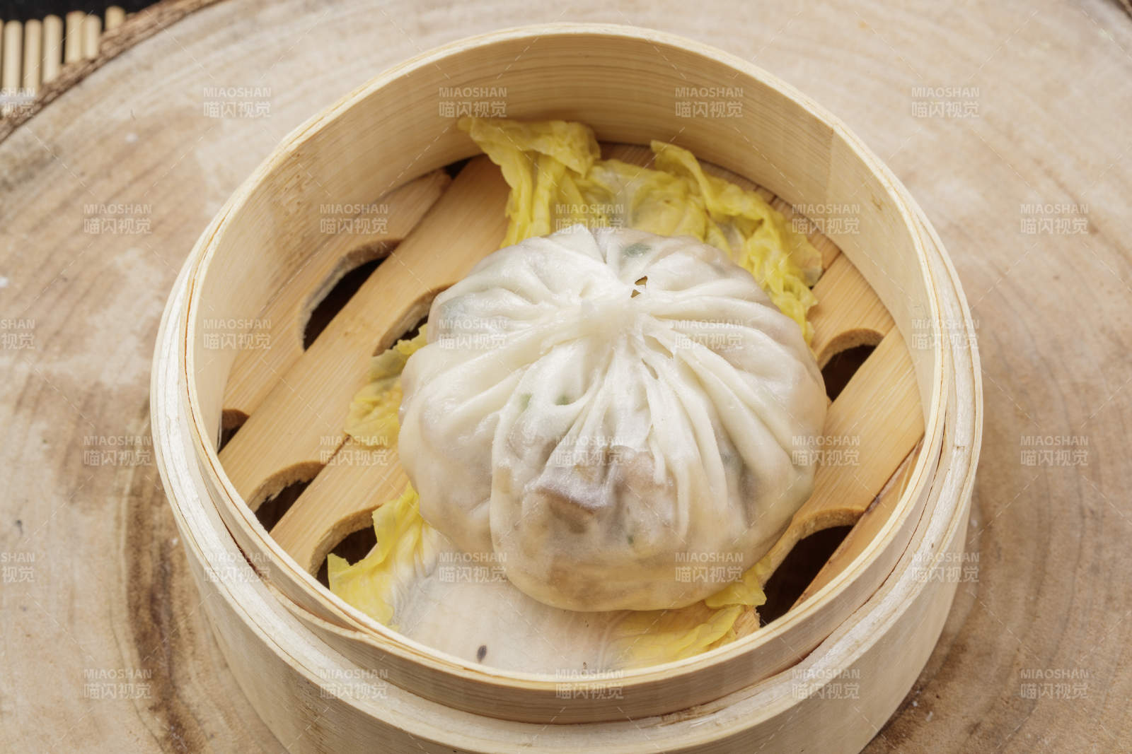 薄皮馅大的酱肉大汤包摆放在樟木砧板上