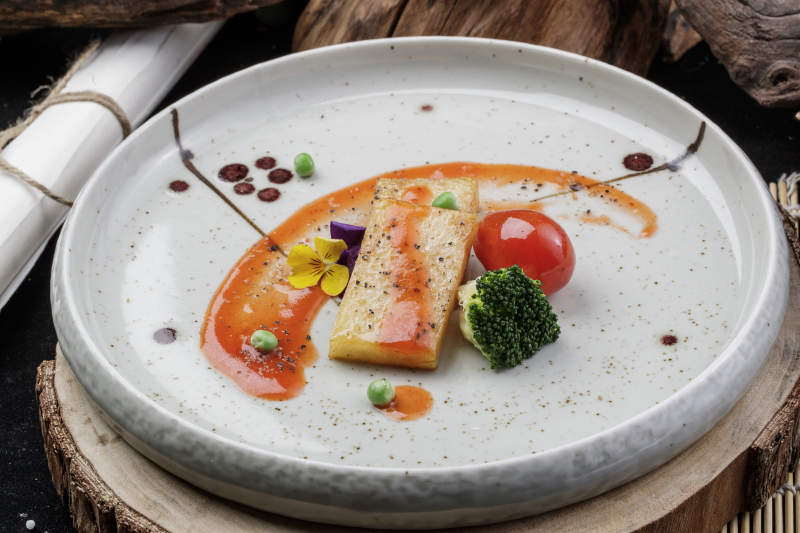 精美瓷盘装的浇汁深海鳕鱼腹