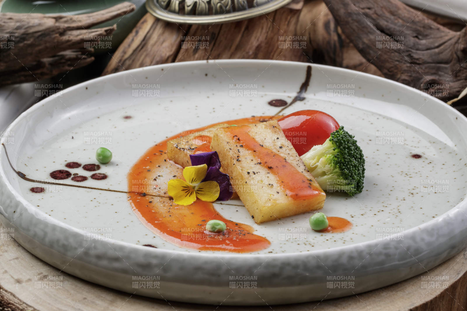 精美瓷盘装的浇汁深海鳕鱼腹