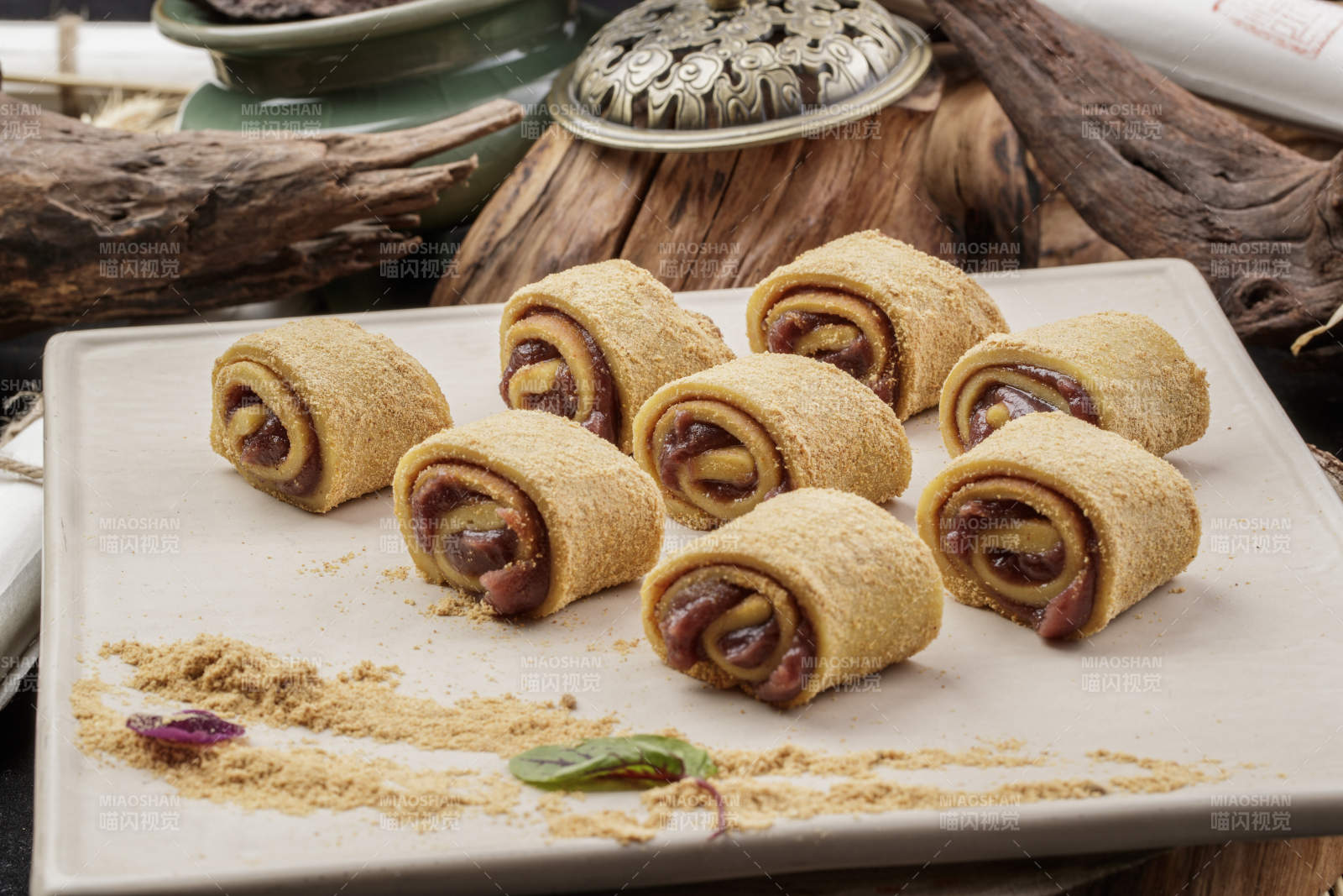 京城名小吃豆沙驴打滚摆放在寿司帘上