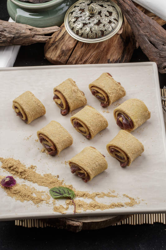 京城名小吃豆沙驴打滚摆放在寿司帘上