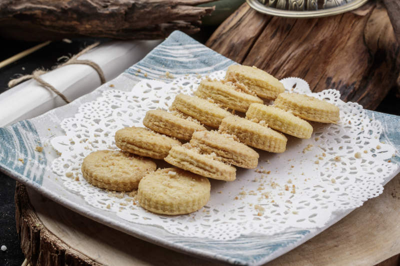 寿司帘上的的菠萝烤饼