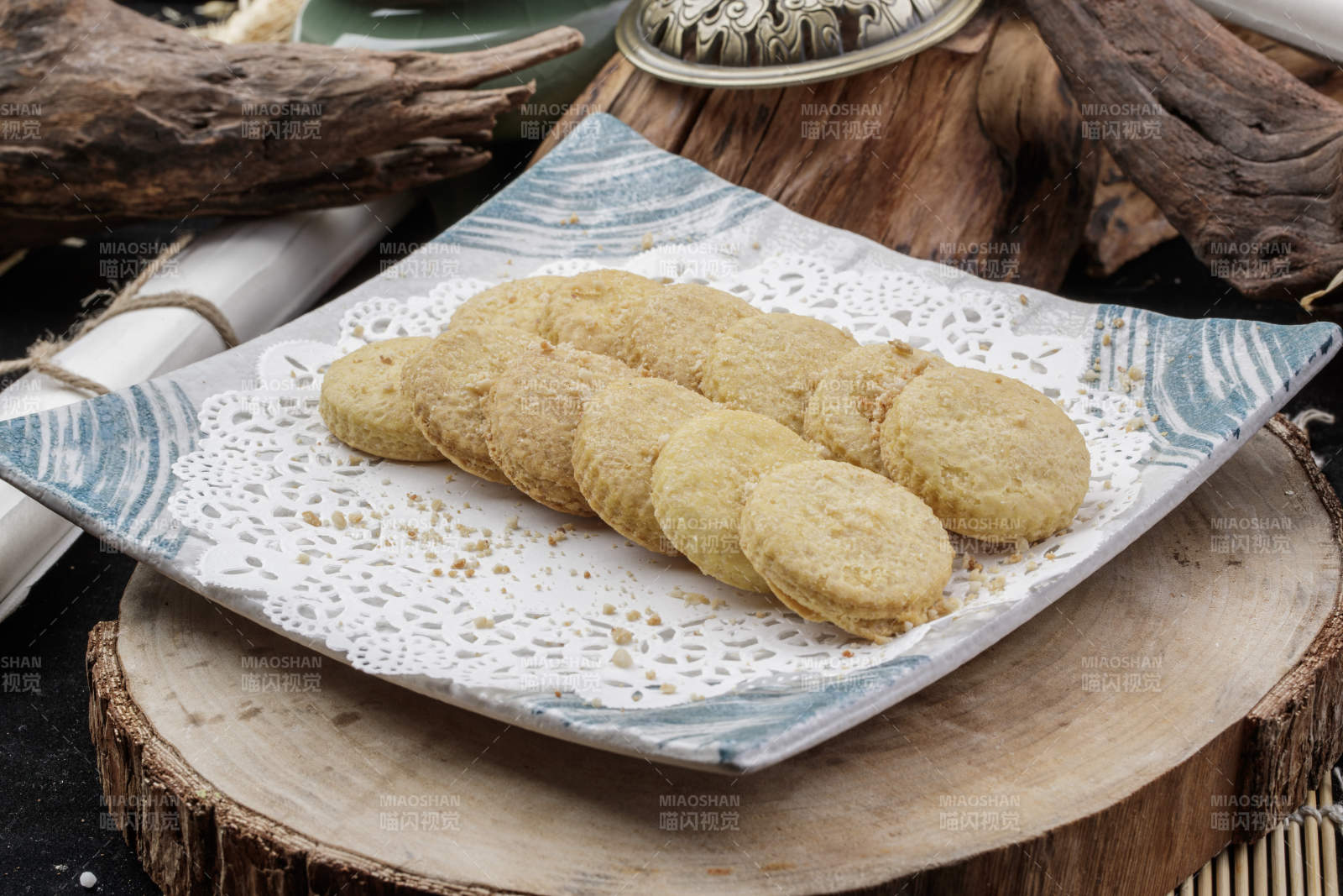 寿司帘上的的菠萝烤饼