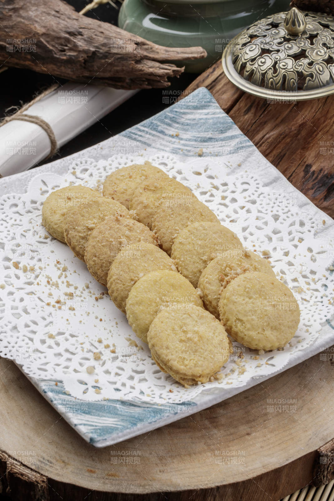 寿司帘上的的菠萝烤饼