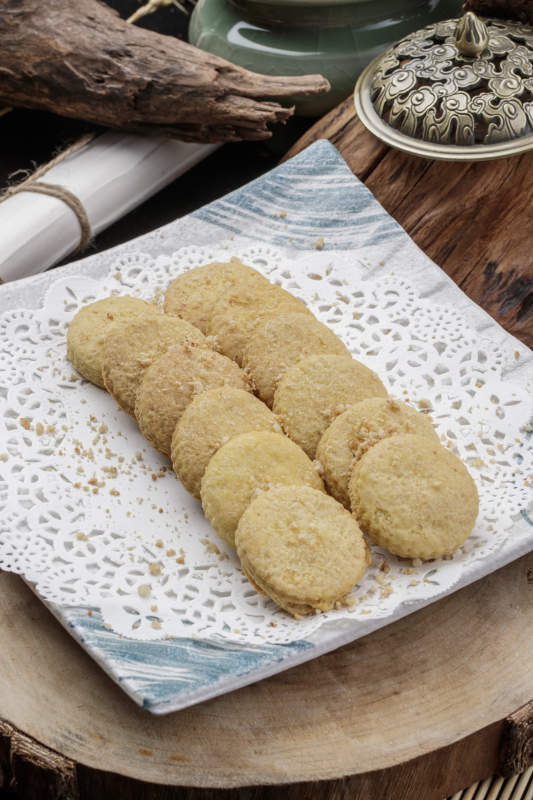 寿司帘上的的菠萝烤饼