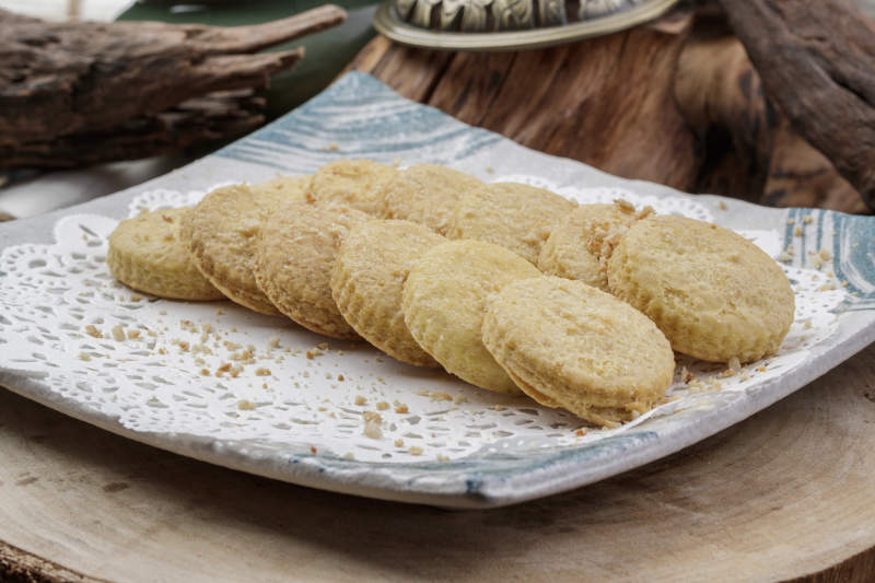 寿司帘上的的菠萝烤饼