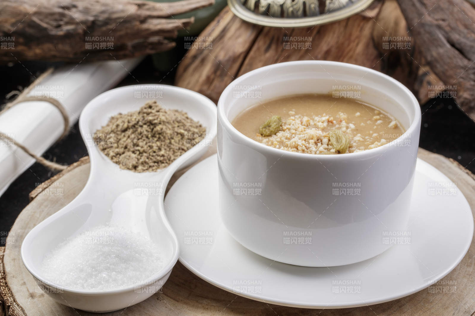 白色湯盅裝的美味油茶面擺放在樟木砧板上