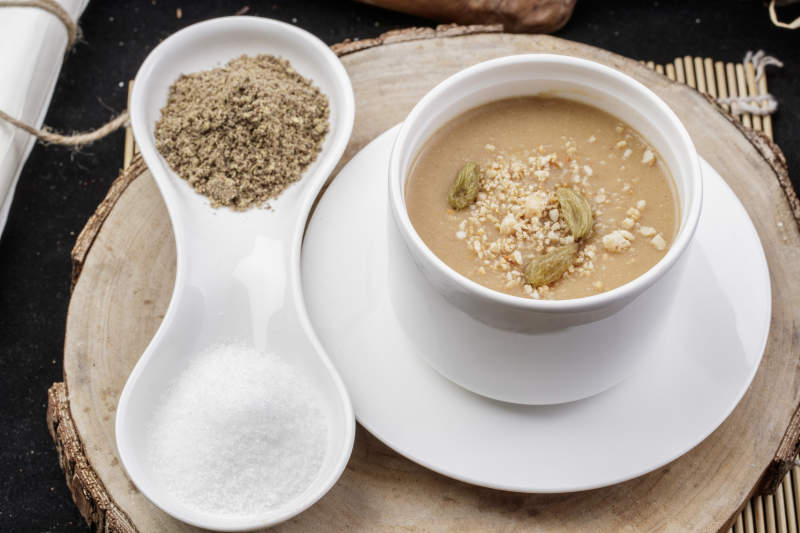 白色汤盅装的美味油茶面摆放在樟木砧板上