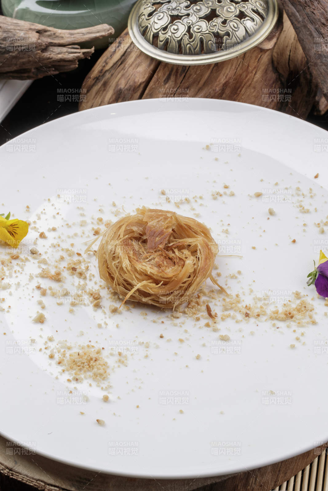 精品一窝丝摆放在樟木砧板上-摄影图