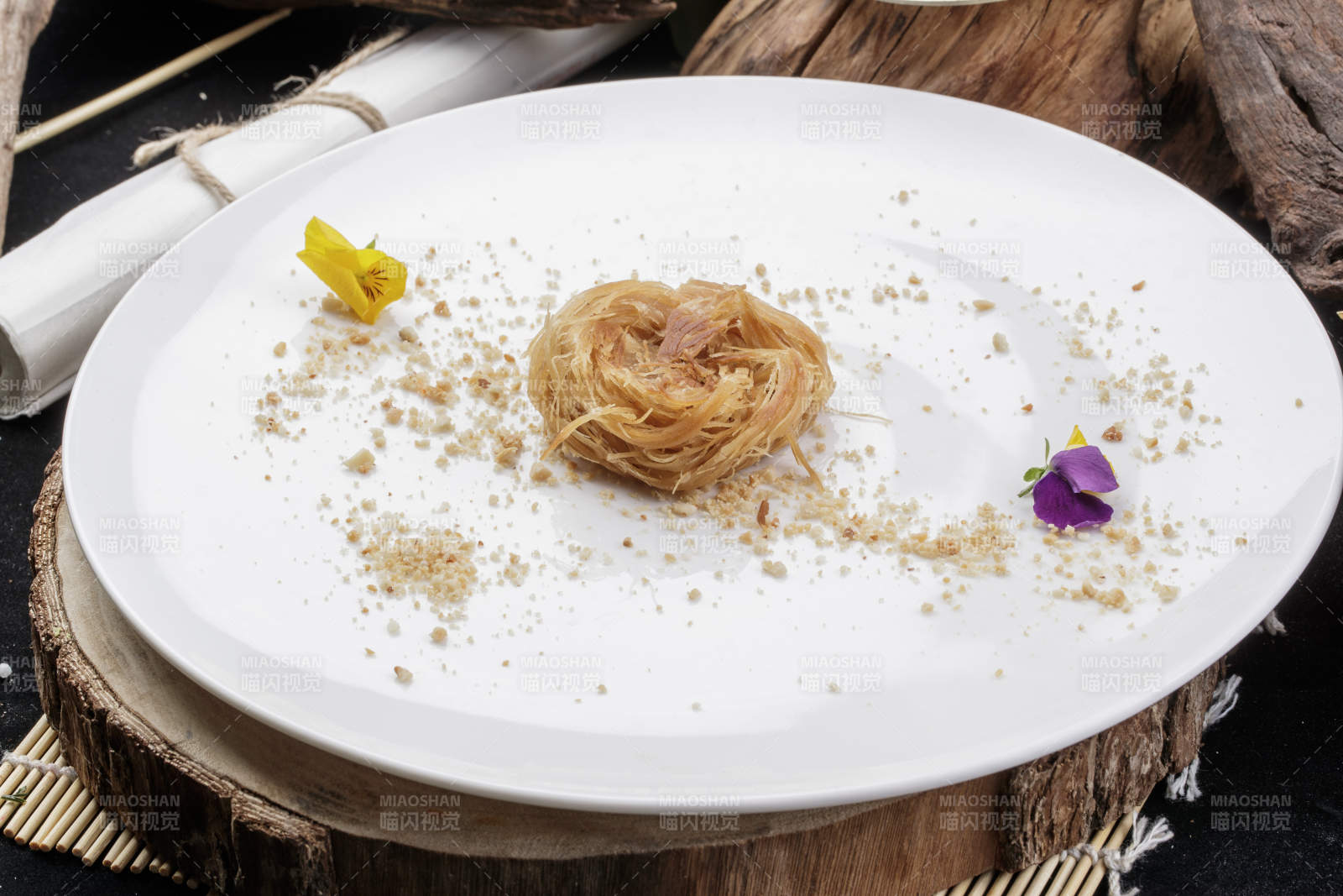 精品一窝丝摆放在樟木砧板上-摄影图