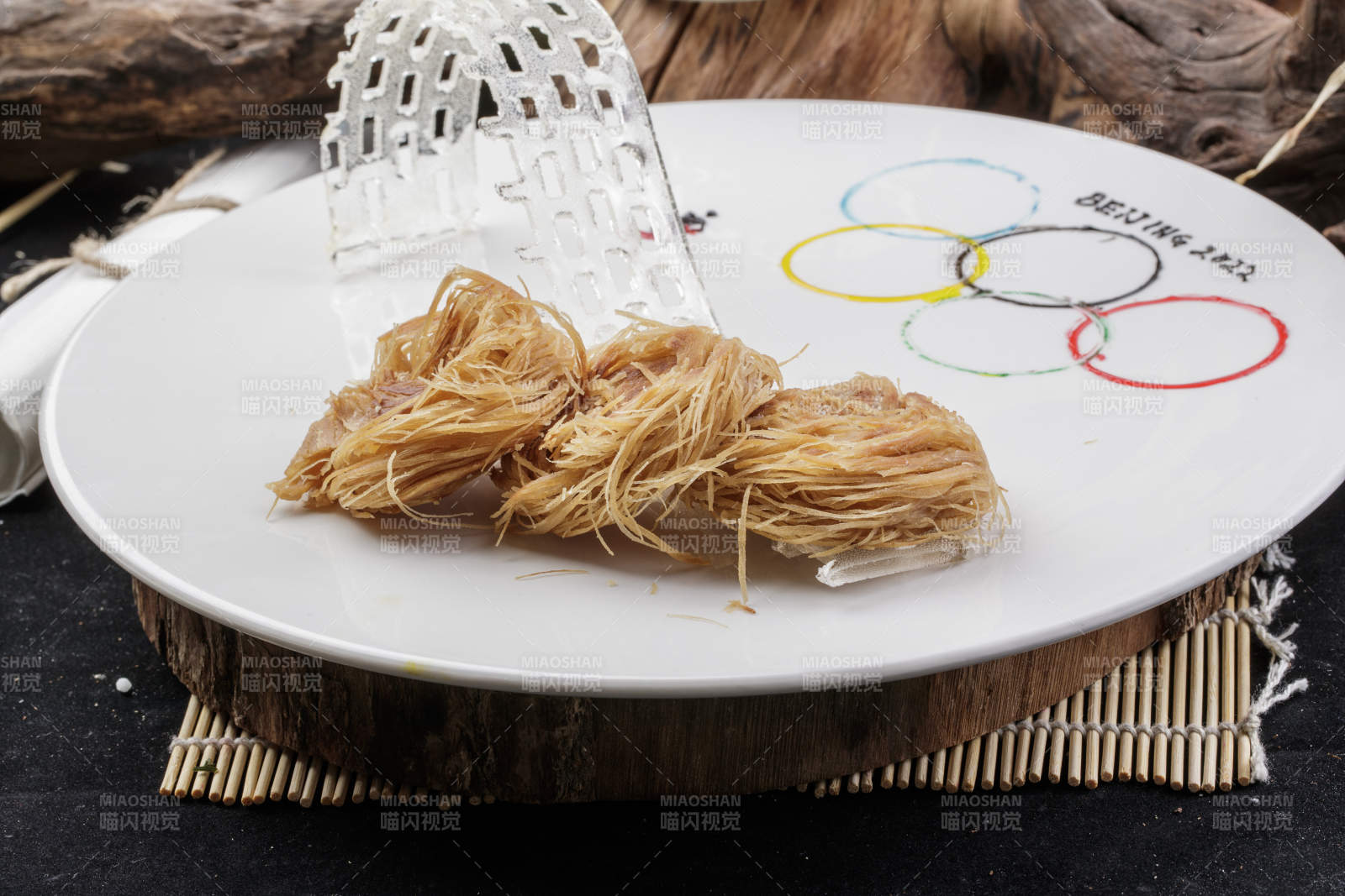 精品一窝丝摆放在樟木砧板上-摄影图