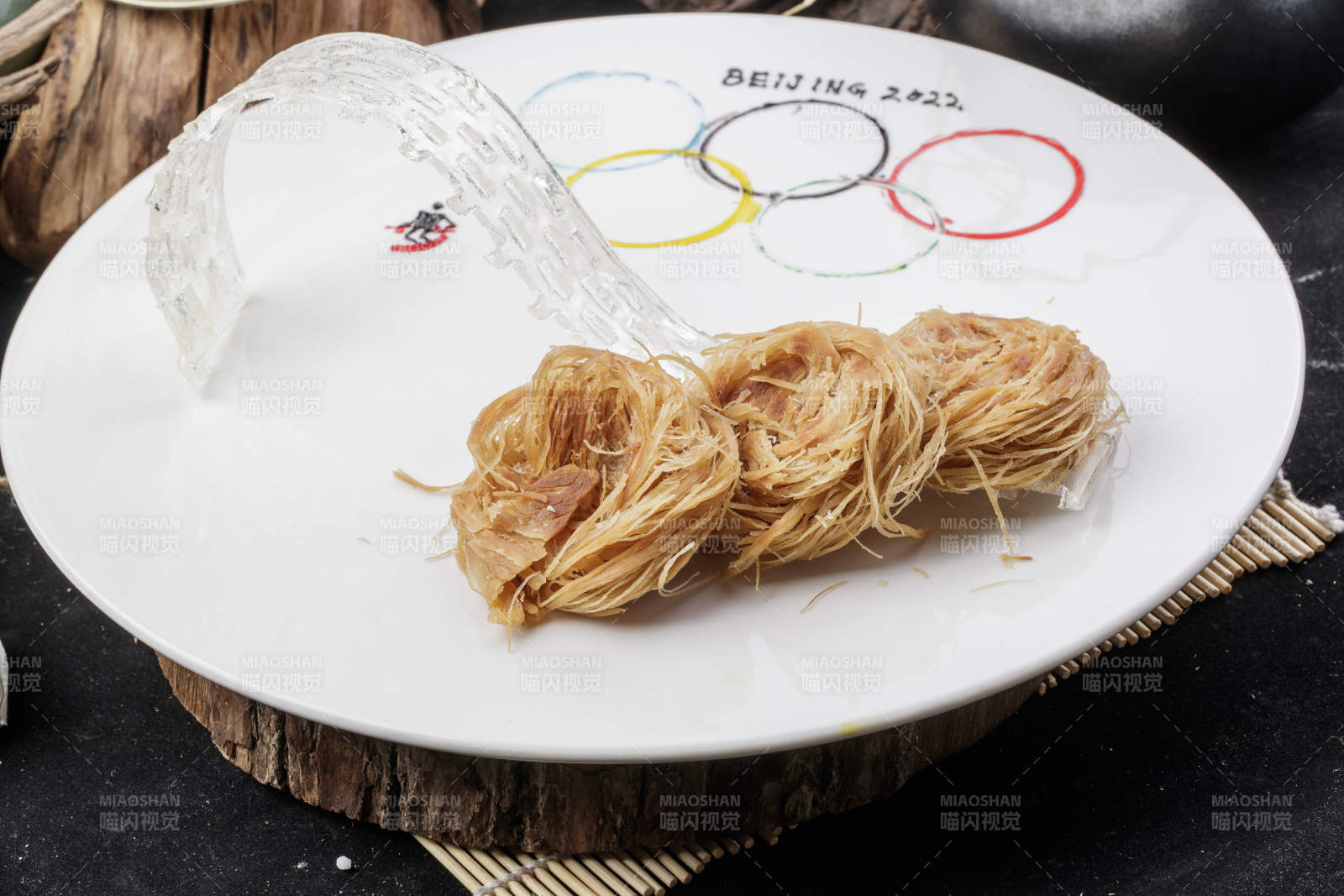 精品一窝丝摆放在樟木砧板上-摄影图