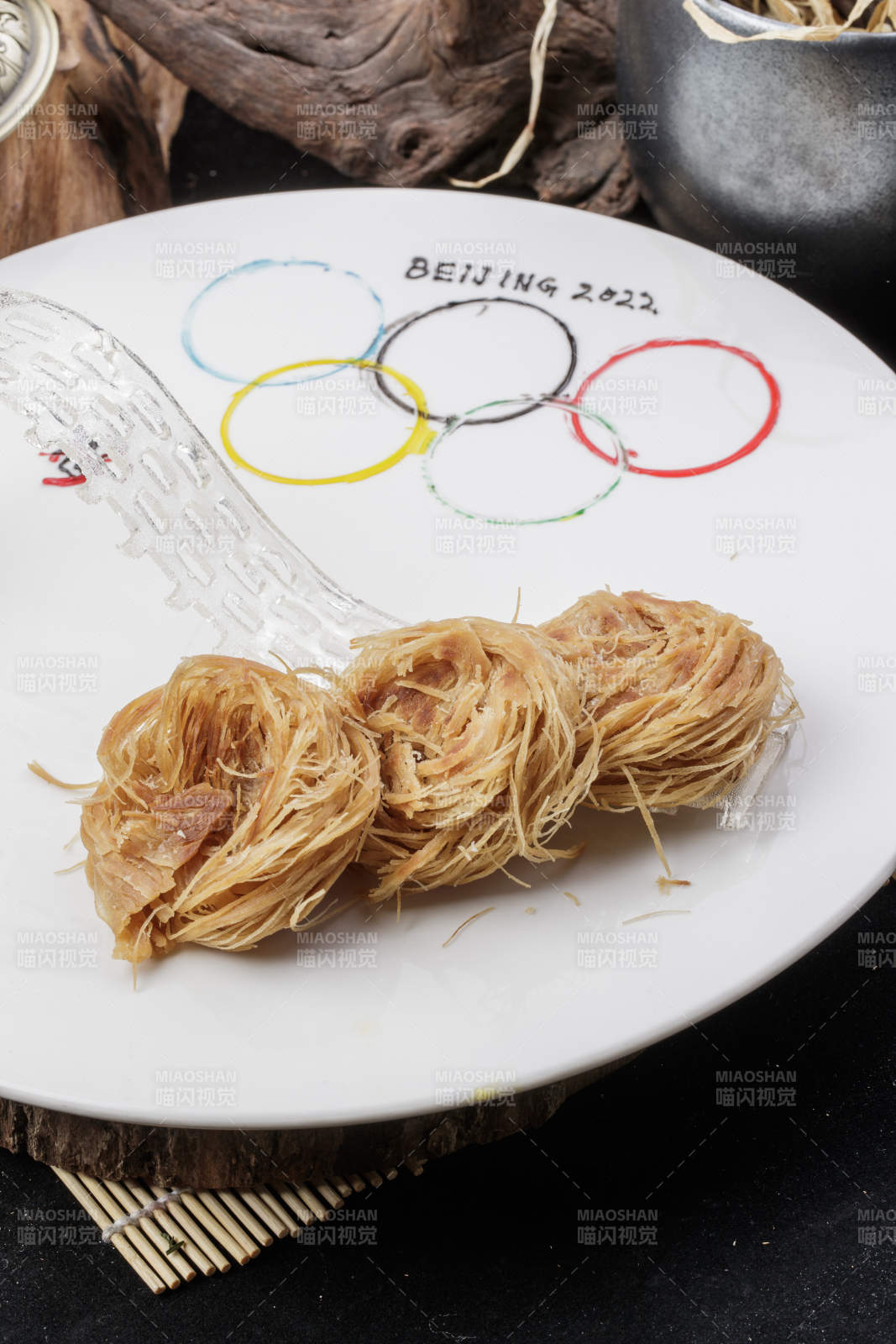 精品一窝丝摆放在樟木砧板上-摄影图