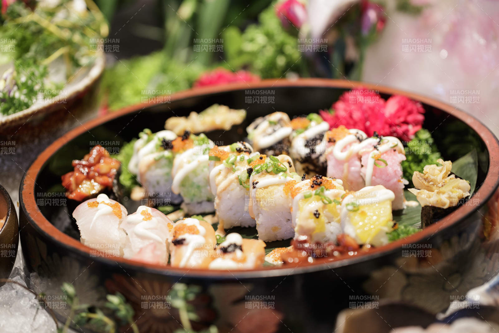 高档自助餐日式料理餐台摆放的寿司-摄影图