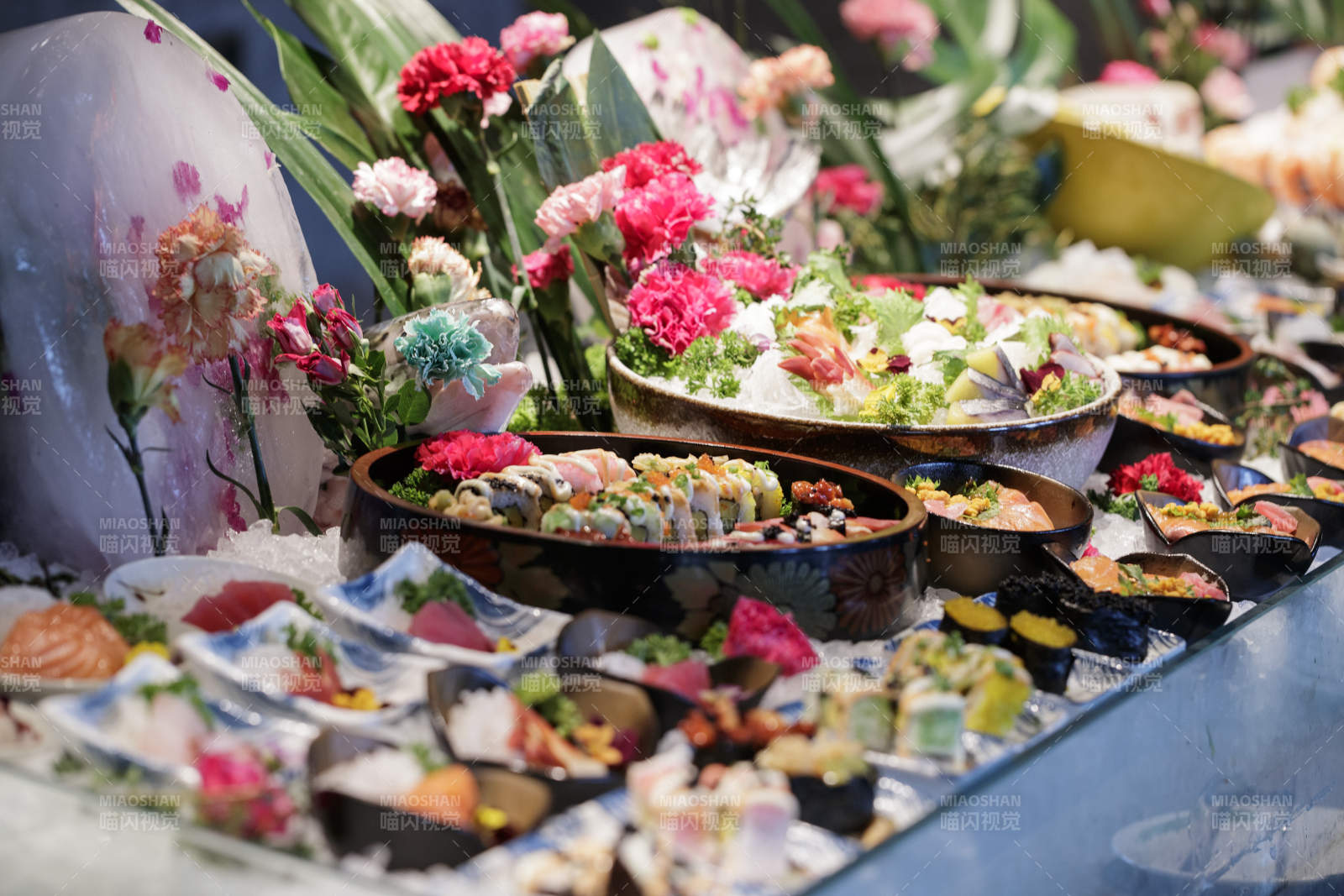 高档自助餐日式料理餐台摆放的寿司-摄影图