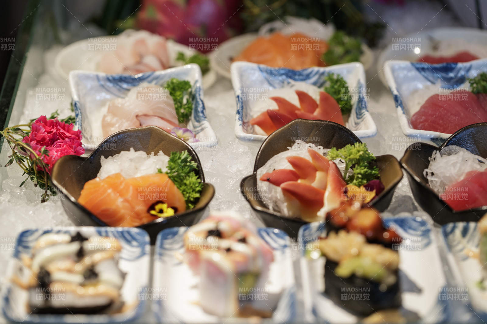 高档自助餐日式料理餐台摆放的寿司-摄影图