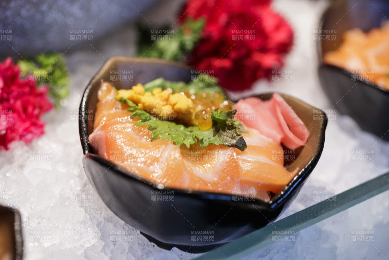 高档自助餐日式料理餐台摆放的寿司-摄影图