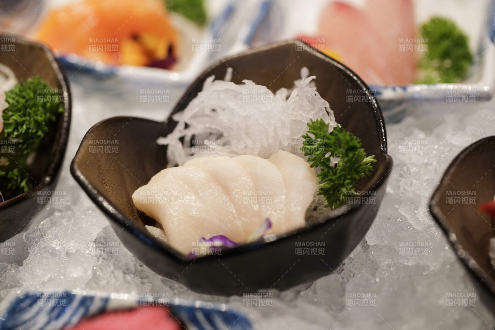 高档自助餐日式料理餐台摆放的寿司-摄影图