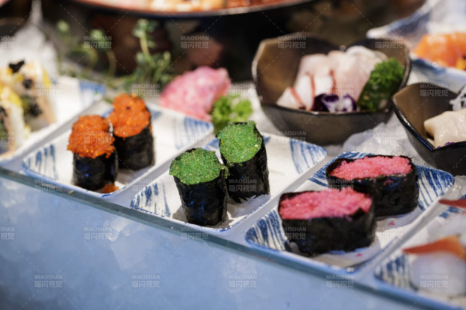 高档自助餐日式料理餐台摆放的寿司-摄影图