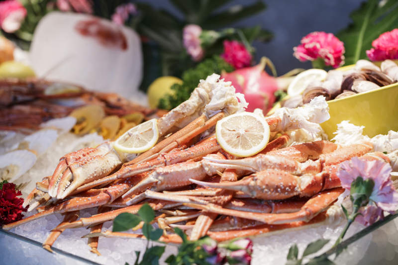 高档自助餐日式料理餐台摆放的寿司