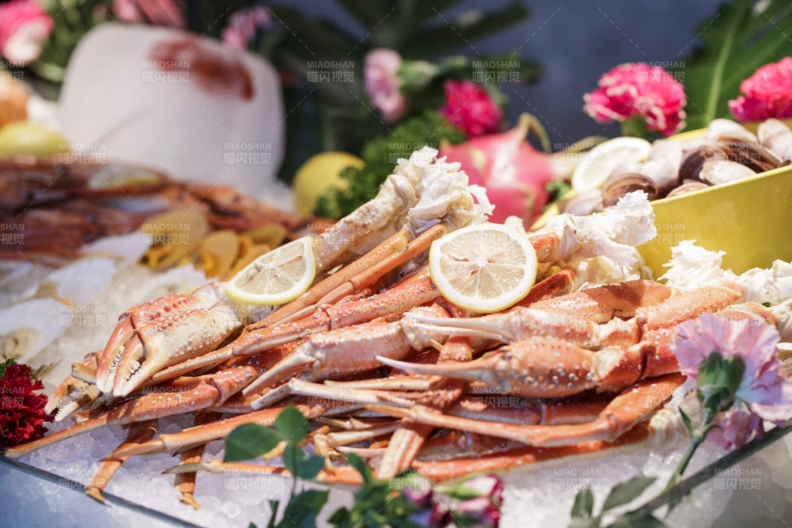 高档自助餐日式料理餐台摆放的寿司-摄影图