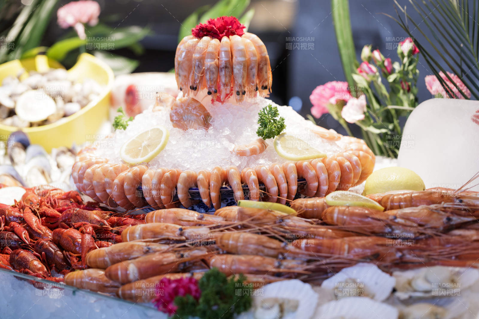 高档自助餐日式料理餐台摆放的寿司-摄影图