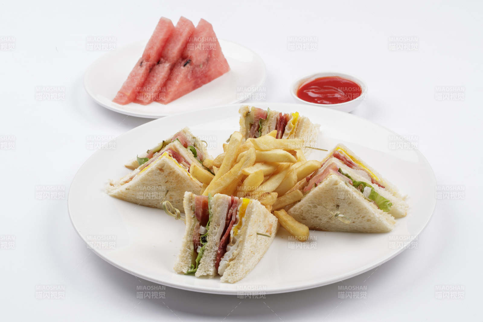 白色瓷盘装的三明治配薯条