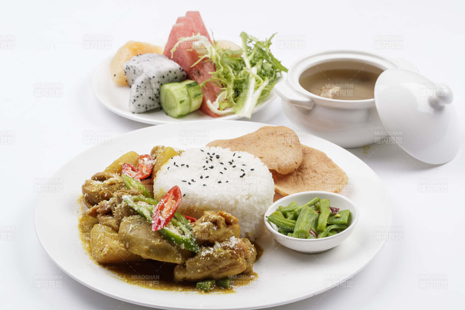 白色瓷盘装的美味咖喱鸡块盖饭