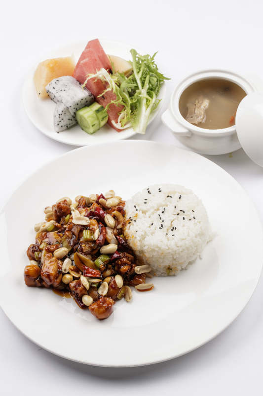 白色瓷盘装的宫保鸡丁盖饭