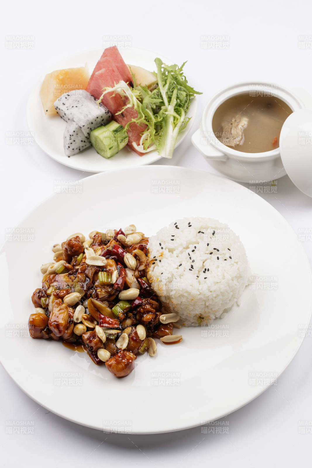 白色瓷盘装的宫保鸡丁盖饭