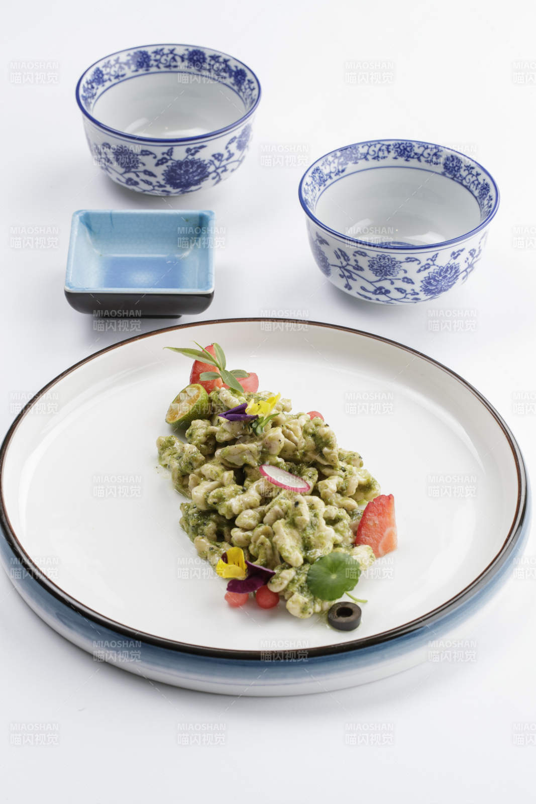 白色瓷盘装的芥香桃仁