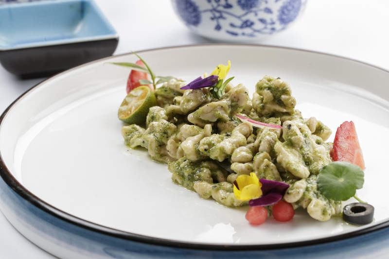 白色瓷盘装的芥香桃仁