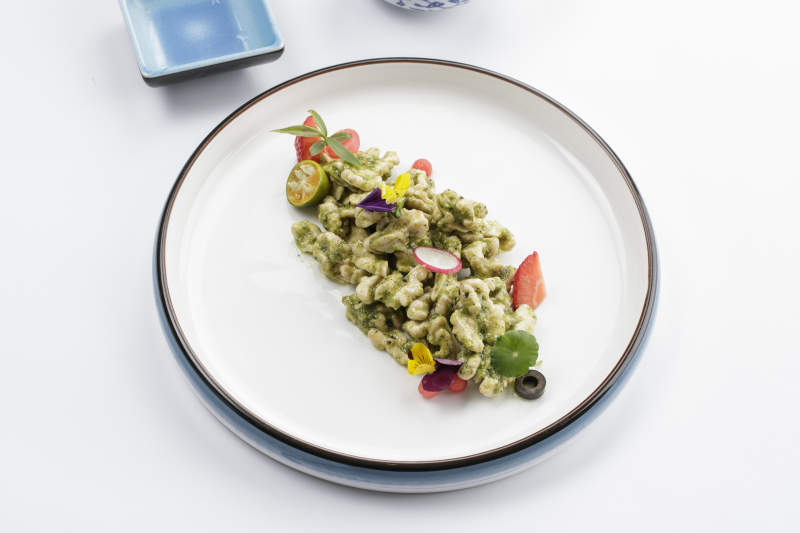 白色瓷盘装的芥香桃仁