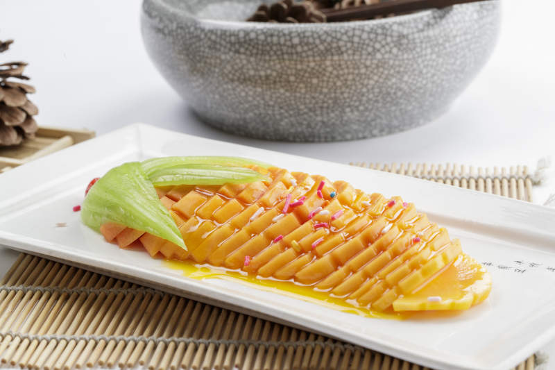 白色瓷盤裝的蜜汁木瓜