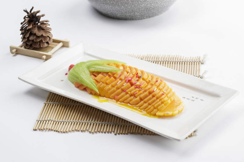 白色瓷盤裝的蜜汁木瓜